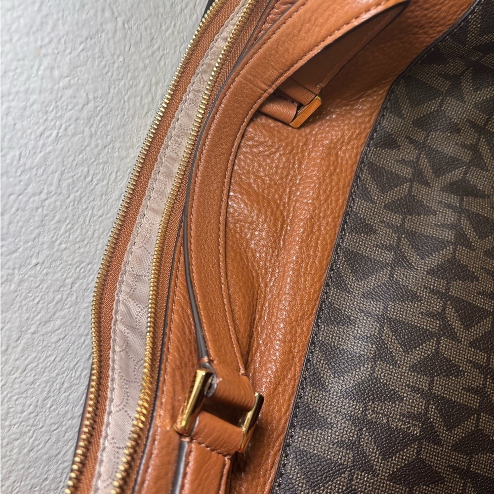 Michael Kors Crossbody Bag and wallet in Brown and Tan - Picture 5 of 9